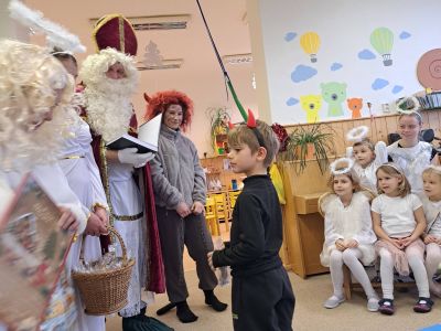 2025-12/1765268452_mik16